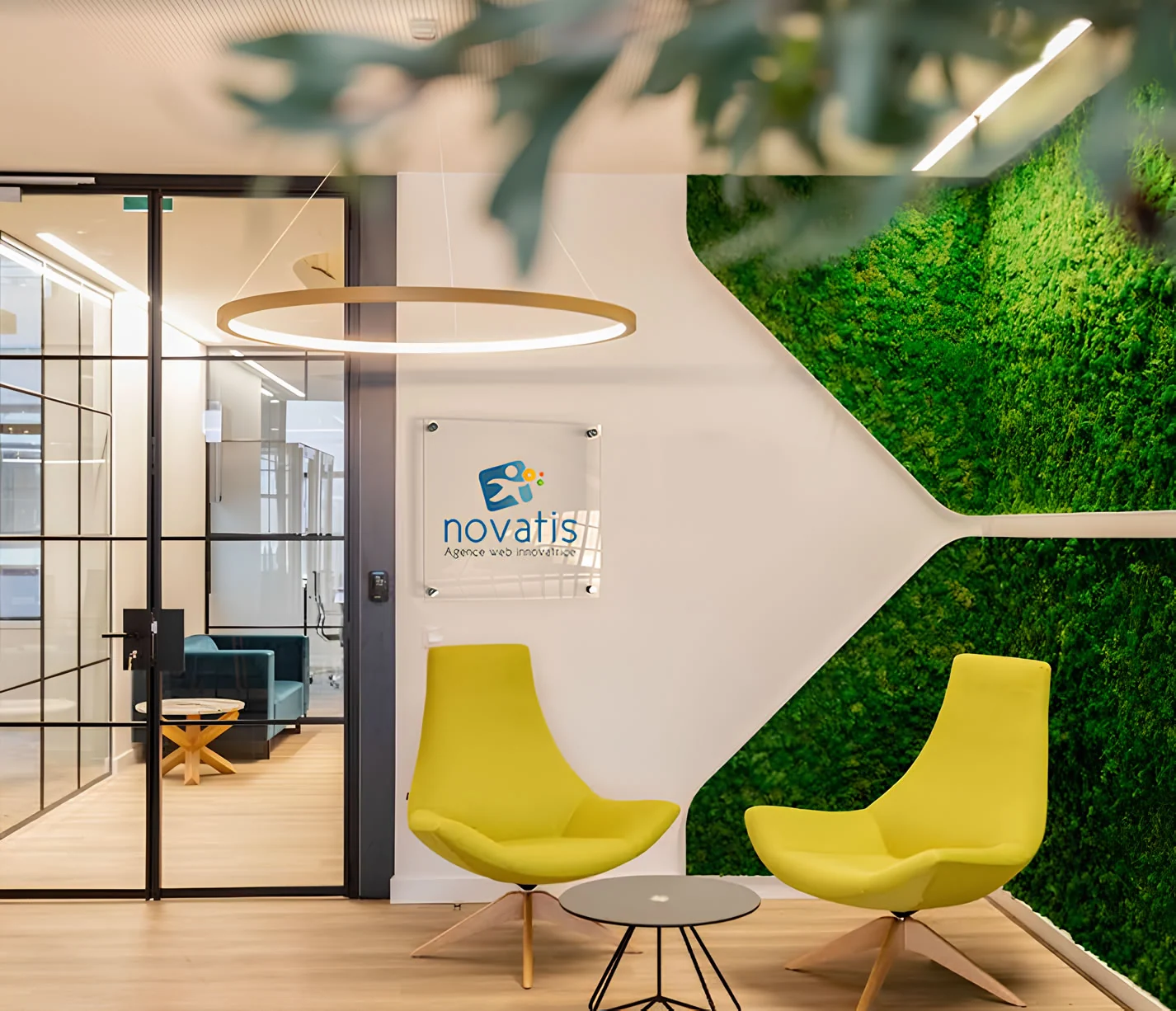 Accueil des bureaux Novatis avec le logo de l’agence