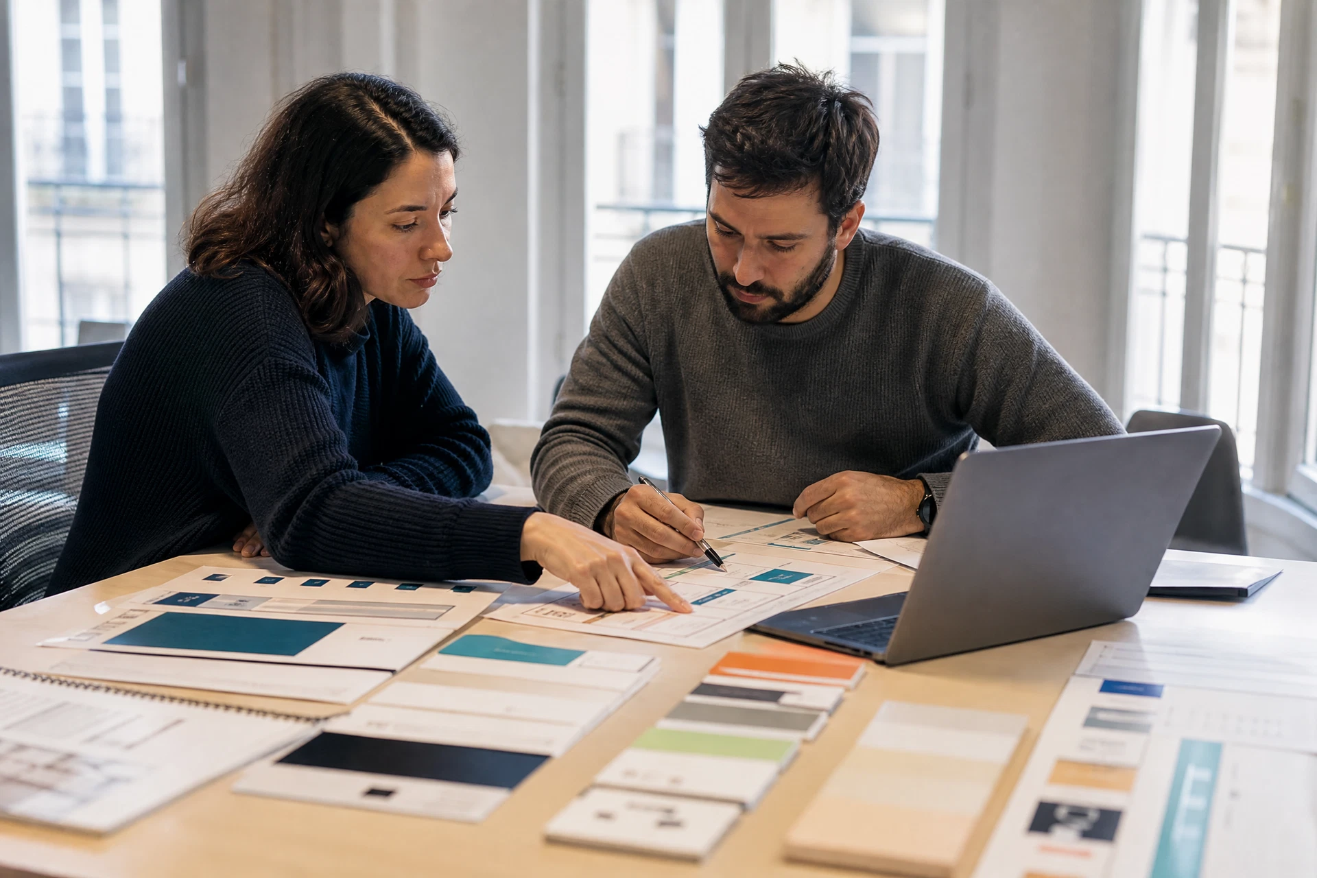 Designer et développeur comparant composants visuels et implémentation
