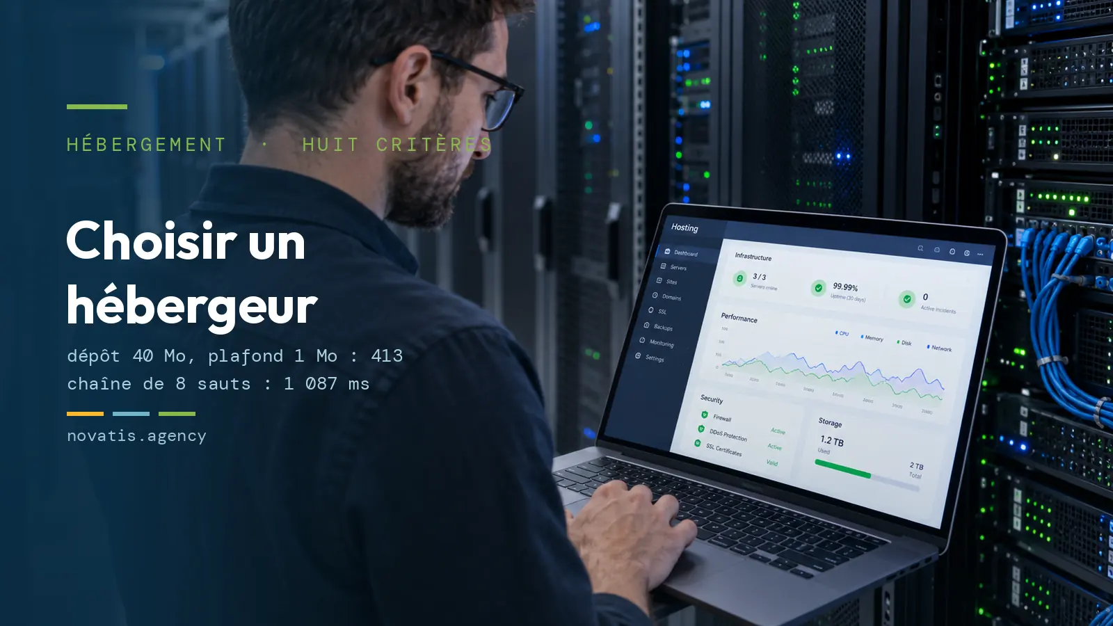 Technicien devant une baie de serveurs, consultant un tableau de bord d’hébergement sur un ordinateur portable