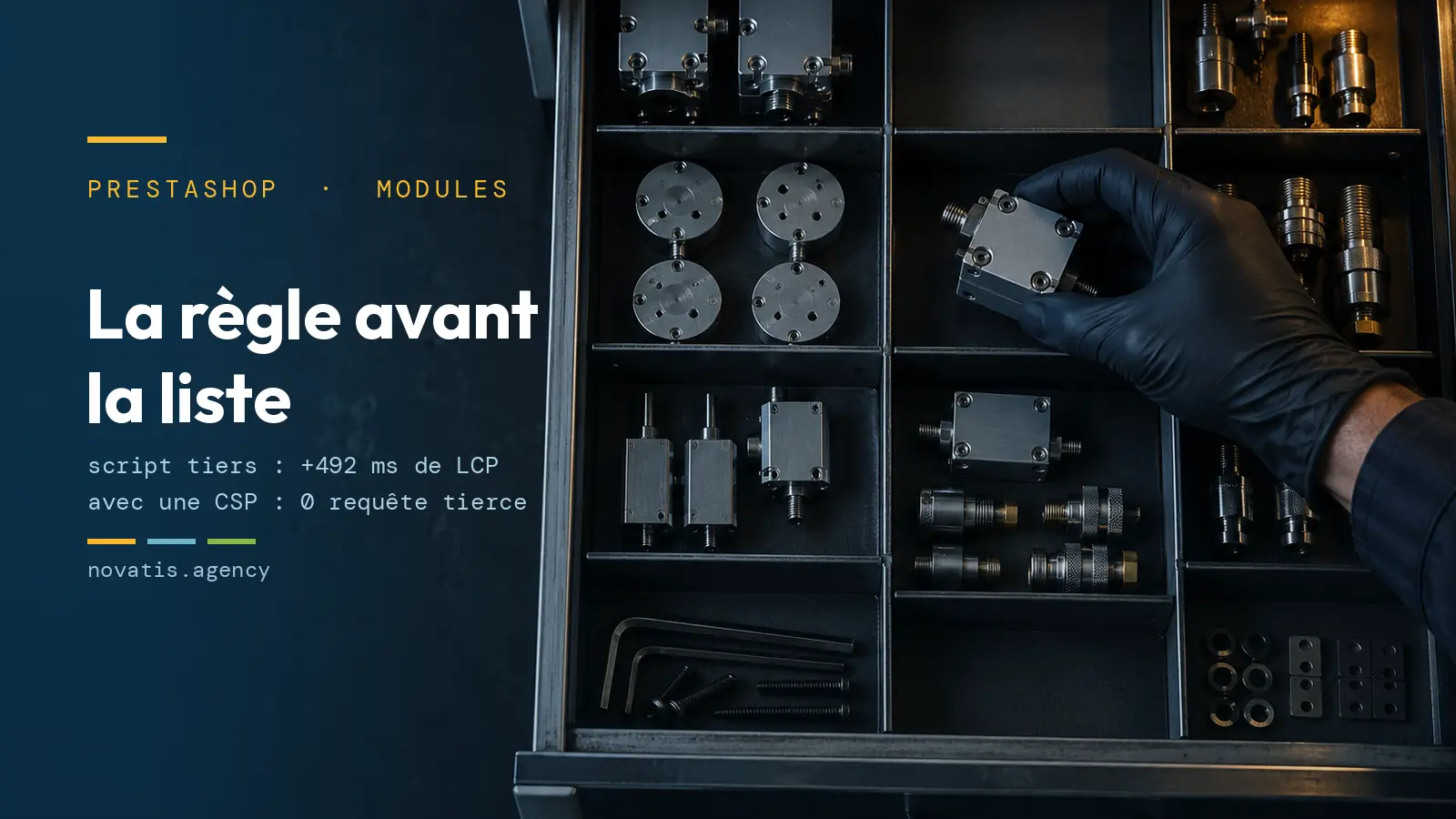 Tiroir d’atelier vu de dessus, compartiments de modules usinés, une main gantée en soulève un